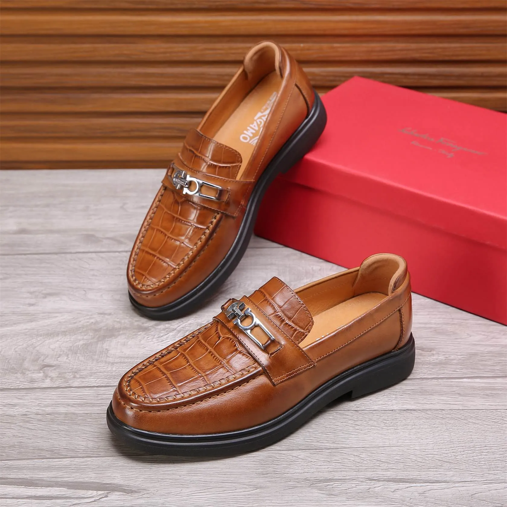 Men's shoes 💰460 🕷🕷🐂【Ferragamo】Ferragamo Popular fashionable casual shoes🇨🇳Official website counter 1:1 production, original mold opening💯Good quality visible, imported high-end first-layer waxed calfskin, water-dyed🐂leather lining🌿very clear texture, high-quality waterproof, non-slip and wear-resistant outsole🎋high quality and low price, truly handmade🍓Black optional! Code number 38-44 (45-46 customized)......